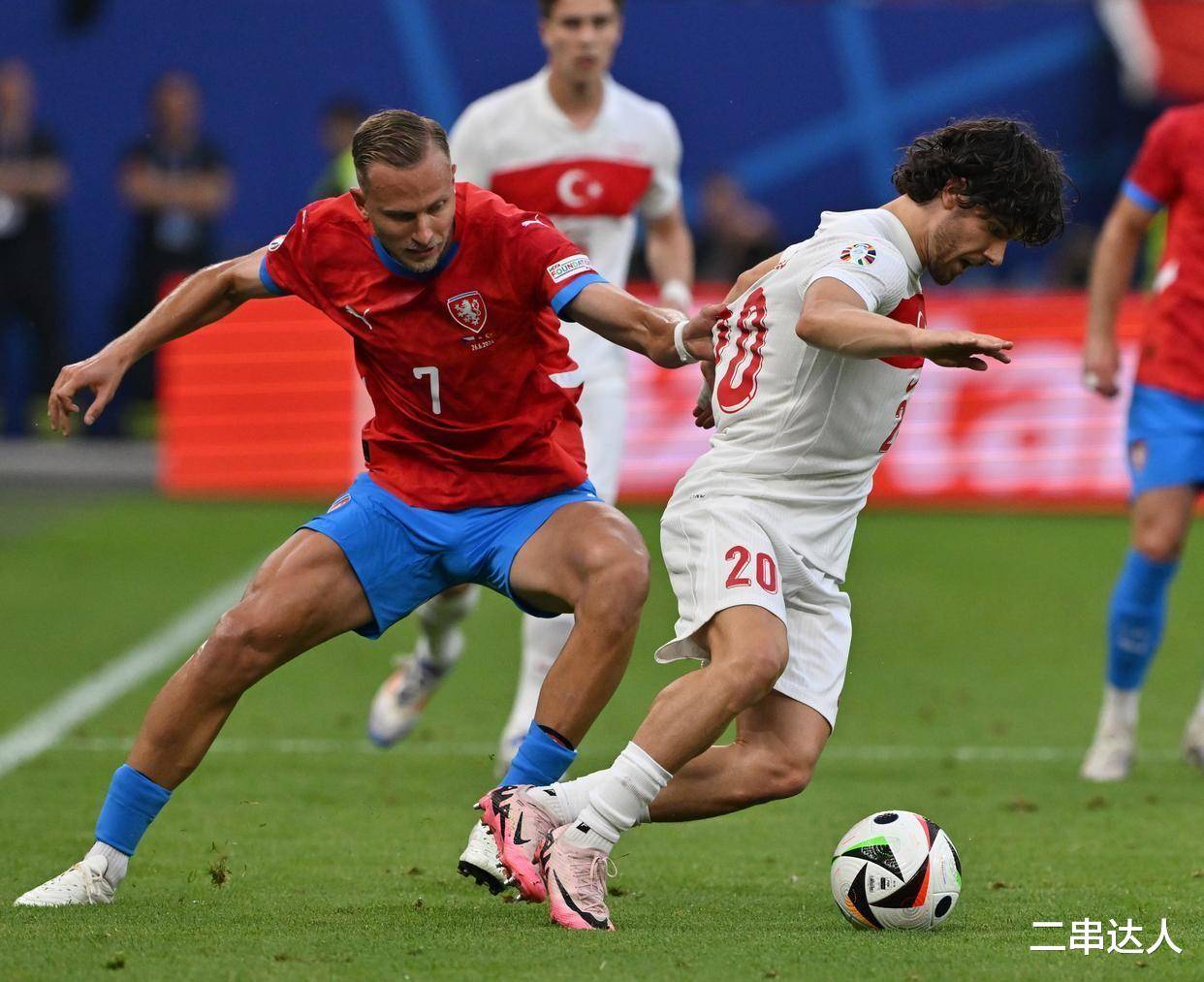 包含荷兰碾压多特蒙德，布鲁诺·费尔南德斯关键制胜的词条